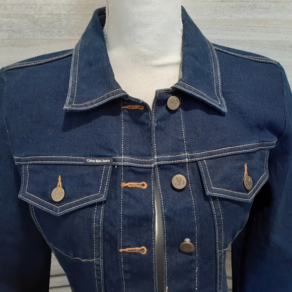 Calvin Klein Jeans Women's Raw Edge Denim Trucker Jacket Dark Wash Size M NEW - Picture 2 of 9